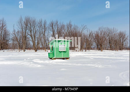 Grüne Eisfischen Hütte auf dem gefrorenen Ottawa River Stockfoto