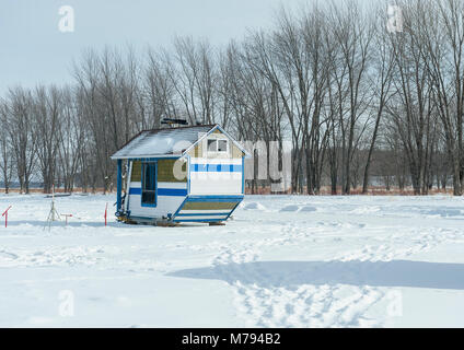 Eisfischen Hütte auf dem gefrorenen Ottawa River Stockfoto