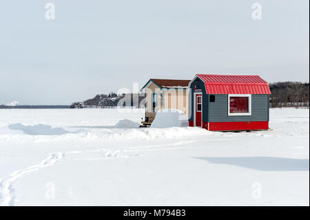 Eisfischen Hütten auf dem gefrorenen Ottawa River Stockfoto