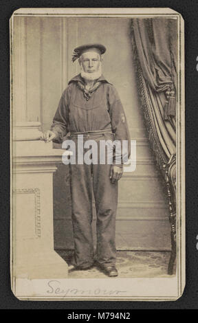Ein Porträt eines Seemanns, der als Seymour identifiziert wurde, in Uniform erfasst. Das Foto wurde von Bradley & Rulofson aufgenommen und spiegelt die Militärkultur und den Stil der Porträtfotografie der damaligen Zeit wider. Stockfoto