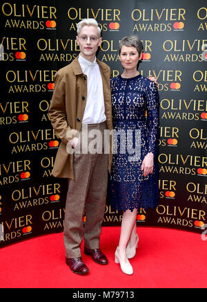 John McCrea (links) und Josie Walker an der Olivier Awards mit Mastercard nominierten Feier im Rosewood Hotel, London statt. Stockfoto