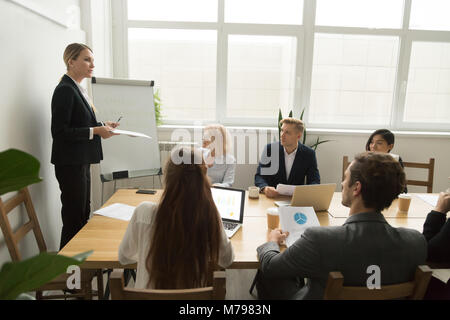 Weibliches team leader die Diskussion von Plan gemischtrassiges Team Stockfoto