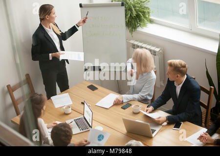 Geschäftsfrau Führer geben Präsentation erläutert die Ziele von Teams ein Stockfoto