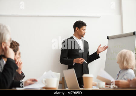 Schwarze Trainer geben Präsentation für Mitarbeiter auf Konferenz Gruppe Stockfoto