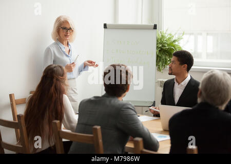 Alter attraktive Geschäftsfrau, Präsentation bei Corporate t Stockfoto