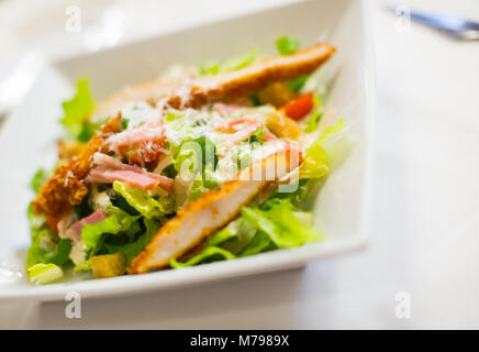 Caesar Salat auf einen Teller, in der Nähe schoß lokaler Fokus Stockfoto