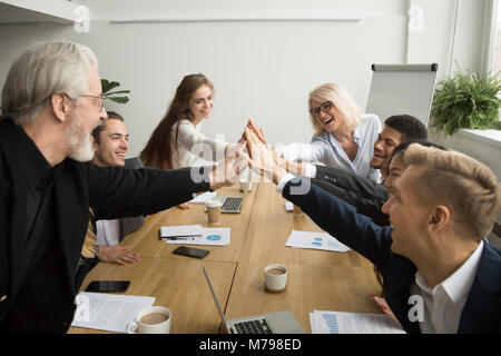 Diverse junge motivierte und Senior Business Menschen eine hohe f Stockfoto