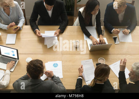 Diverse Geschäftsleute arbeiten sprechen in der Gruppe Büro treffen, Stockfoto