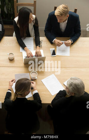 Diverse Kollegen gemeinsam an Treffen, vertica Stockfoto