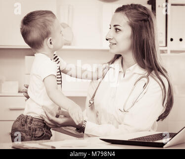 Kinderarzt Frau prüft Kind in der Klinik. Stockfoto