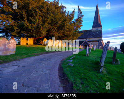 Winter Sonnenuntergang Licht auf St Peters Ad Vincula (trans: St. Peter in Ketten) Kirche, Wisborough Green, West Sussex, UK. Stockfoto