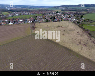 Antenne Drohne abgeschossen, mit Blick auf die Weinfelder in einem Kent Weinberg im Winter und Frühjahr beginnt Stockfoto