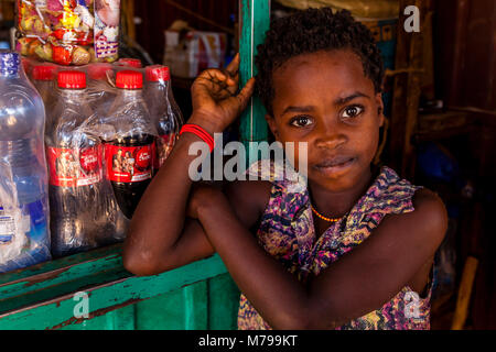 Portrait einer jungen Hamar Mädchen außerhalb einer Boutique in der Stadt Dimeka, Omo Valley, Äthiopien Stockfoto