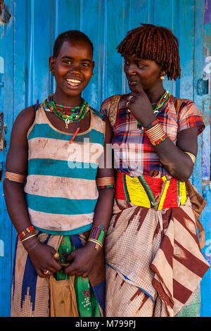 Zwei junge Frauen, die am Samstag Hamar Stammes- Markt in Dimeka, Omo Valley, Äthiopien Stockfoto