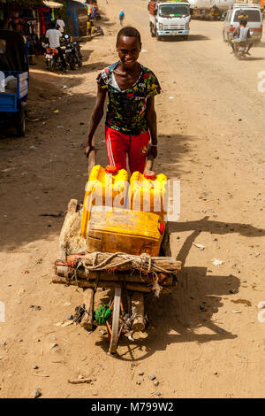 Lokalen Jungen Transportieren von Wasser in der Stadt Jinka, Omo Valley, Äthiopien Stockfoto