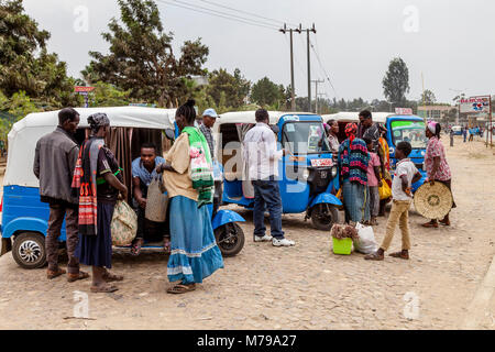 Äthiopische Volk auf ein Taxi warten In Jinka, Omo Valley, Äthiopien Stand Stockfoto