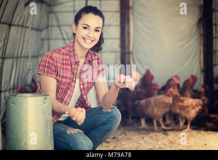 Portrait der junge russische Frau Bauer Holding frische Eier in den Händen im Hühnerstall Stockfoto