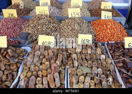 Getrocknete Früchte und Nüsse auf dem Bauernmarkt Stockfoto