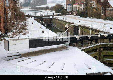 Gatter verriegeln, auf dem Grand Union Canal im Schnee am braunston im Winter. Braunston, Northamptonshire, Großbritannien Stockfoto