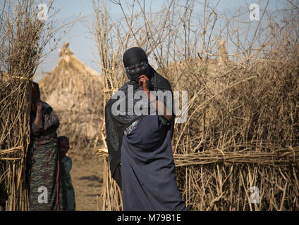 Oromo verschleierte Frau mit einer Burka, der vor ihr steht, Amhara-region, Artuma, Äthiopien Stockfoto