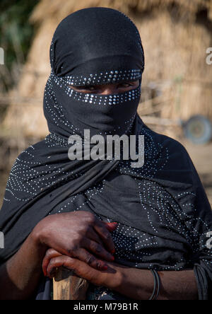 Oromo verschleierte Frau mit einer Burka, der vor ihr steht, Amhara-region, Artuma, Äthiopien Stockfoto