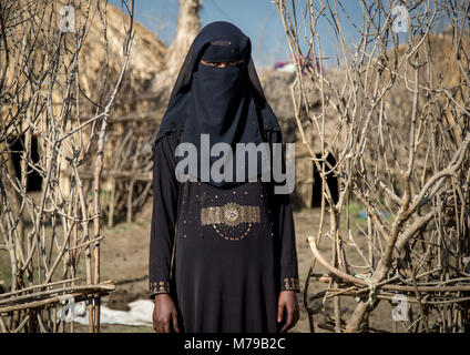 Oromo verschleierte Frau mit einer Burka, der vor ihr steht, Amhara-region, Artuma, Äthiopien Stockfoto