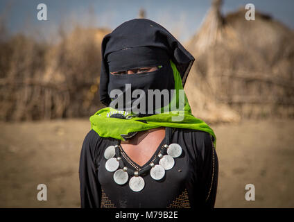 Portrait einer oromo verschleierte Frau mit einem silbernen Taler Halskette, der vor ihr steht, Amhara-region, Artuma, Äthiopien Stockfoto