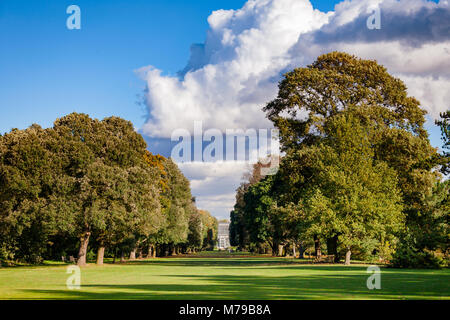 Kew Gardens Park Alley mit viktorianischen Palm House Gewächshaus im Hintergrund, im Südwesten von London, UK. Weltkulturerbe der UNESCO Stockfoto