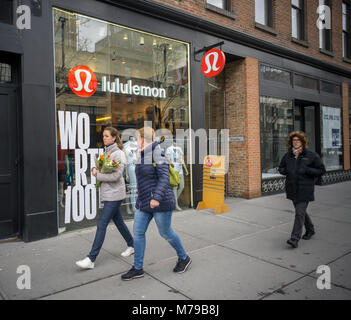 Die lululemon Store im Meatpacking District in New York ist in der Feier des Internationalen Frauentages am Donnerstag, 8. März 2018 eingerichtet. Der Tag feiert die Errungenschaften der Frauen im sozialen, kulturellen, politischen und wirtschaftlichen Bereichen. (Â© Richard B. Levine) Stockfoto