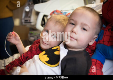 Brüder, vier-jährige Ollie (links) und Finley Cripps, sechs, aus Sittingbourne, Kent, im Royal Marsden Krankenhaus in Surrey, nach Finley spendete seine Stammzellen zu seinem Bruder, der mit akuter myeloischer Leukämie im Juni letzten Jahres bestimmt wurde. Stockfoto