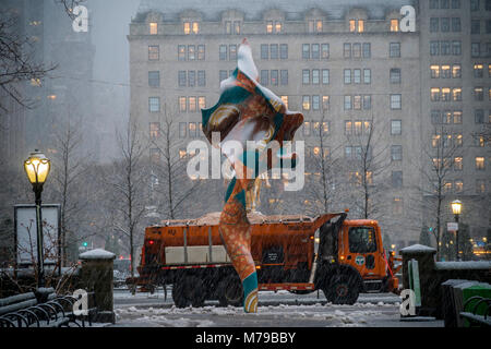 "Wind Skulptur (SG) 1' durch den Künstler Yinka Shonibare MBE in Doris C. Freedman Plaza im Central Park während eines Schneesturms in New York am Mittwoch, 7. März 2018. Durch die Public Art Fund der 23-Fuß hohe monumentale Skulptur erinnert an ein Segel, ungezügeltes weht im Wind. Von Fiberglas und hand-bemalt wird auf der Anzeige, bis 14. Oktober. In bezug auf den Schnee ... New York wird vorausgesagt, zwischen 8 und 12 cm Schnee durch die Zeit, er hält an um 10:00 Uhr erhalten. (Â© Richard B. Levine) Stockfoto