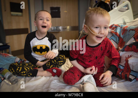 Brüder, vier-jährige Ollie (rechts) und Finley Cripps, sechs, aus Sittingbourne, Kent, im Royal Marsden Krankenhaus in Surrey, nach Finley spendete seine Stammzellen zu seinem Bruder, der mit akuter myeloischer Leukämie im Juni letzten Jahres bestimmt wurde. Stockfoto