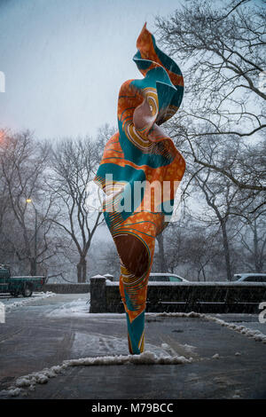 "Wind Skulptur (SG) 1' durch den Künstler Yinka Shonibare MBE in Doris C. Freedman Plaza im Central Park während eines Schneesturms in New York am Mittwoch, 7. März 2018. Durch die Public Art Fund der 23-Fuß hohe monumentale Skulptur erinnert an ein Segel, ungezügeltes weht im Wind. Von Fiberglas und hand-bemalt wird auf der Anzeige, bis 14. Oktober. In bezug auf den Schnee ... New York wird vorausgesagt, zwischen 8 und 12 cm Schnee durch die Zeit, er hält an um 10:00 Uhr erhalten. (Â© Richard B. Levine) Stockfoto