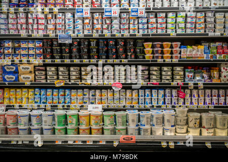 Container für verschiedene Marken von Joghurt im Supermarkt Kühler in New York am Montag, 5. März 2018. (Â© Richard B. Levine) Stockfoto