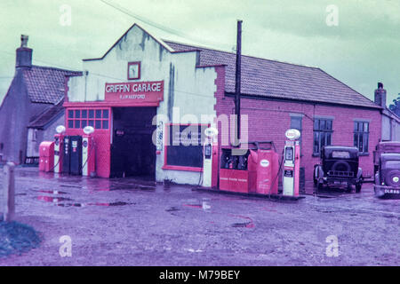 R.J. Wakeford, Griffin Garage und Esso Tankstelle an Bridgeyate, in der Nähe von Bristol. Bild in der 1950 s Stockfoto