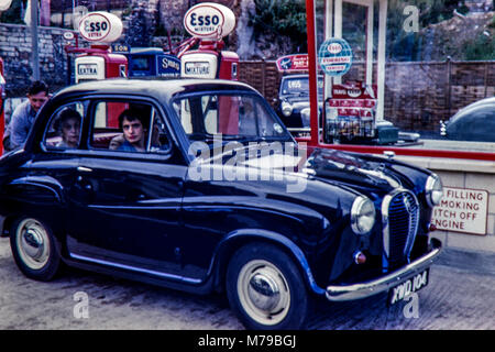 Austin A30 oder A35, an der Esso Tankstelle in 1958 aufgetankt. Stockfoto