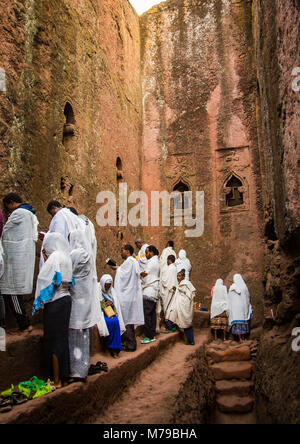 Die Pilger beten während Kidane Mehret orthodoxe Feier (St Mary Zeremonie, die Abdeckung der barmherzigkeit), Amhara-region, Lalibela, Äthiopien Stockfoto