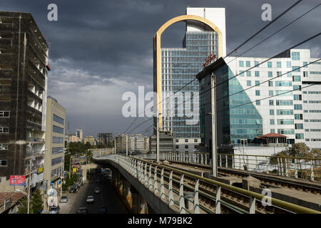 Äthiopien, Addis Abeba, LRT Light Rail Transport- und Office Tower von Wegagen Bank, die beide von den chinesischen Unternehmen build/AETHIOPIEN, Addis Abeba, Stadtbahn Linie, und beides Wegagen Bank Gebaeude gebaut durch chinesische Firmen Stockfoto