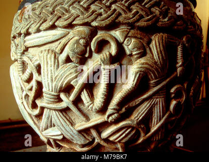 Zwölften Jahrhundert font in der Pfarrkirche St. Maria Magdalena, Eardisley, Herefordshire, England mit zwei Soldaten Stockfoto