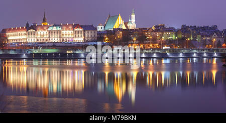 Altstadt und Weichsel in der Nacht in Warschau, Polen. Stockfoto