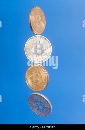 Virtuelle Münzen bitcoins Bündel auf blauem Hintergrund. Stockfoto