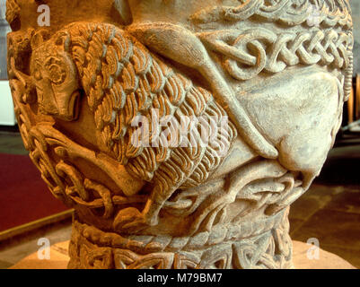 Zwölften Jahrhundert font in der Pfarrkirche St. Maria Magdalena, Eardisley, Herefordshire, England mit der Darstellung der ERSCHÜTTERNDEN der Hölle Stockfoto