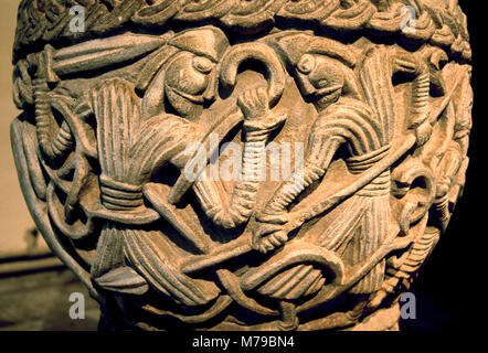 Zwölften Jahrhundert font in der Pfarrkirche St. Maria Magdalena, Eardisley, Herefordshire, England mit der Darstellung der ERSCHÜTTERNDEN der Hölle Stockfoto