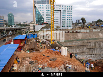 Äthiopien, Addis Abeba, LRT Light Rail Transport, grüne Linie, Aufbau von chinesischen Unternehmen und Gebäude constrution Website von CJIC China Jiangxi Gesellschaft für internationale wirtschaftliche und technische Zusammenarbeit, die Botschaft der Republik Äquatorialguinea und die POESSA Hauptsitz baut Stockfoto