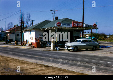 Jesse Mize Lebensmittelgeschäft und Service Station, Millington, Tennessee, United States. Bild im April 1958 übernommen. Stockfoto