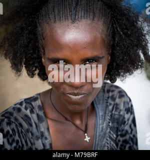 Raya Stamm Frau mit einer schönen Frisur und lockige Haare, Semien Wollo Zone, Woldia, Äthiopien Stockfoto