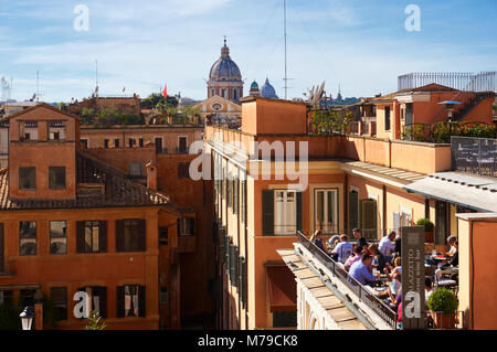 Rom, Italien, 12. Oktober 2016: Blick auf Rom vom oberen Ende der Spanischen Treppe in Rom, Italien Stockfoto