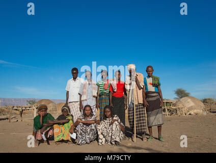 Von Ferne Stamm Familie vor ihrem Dorf, ferne Region, Afambo, Äthiopien Stockfoto