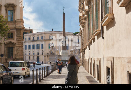 Rom, Italien, 10. Oktober 2016: Mädchen gehen auf die Straße auf der Obelisco del Quirinale in Rom, Italien Stockfoto