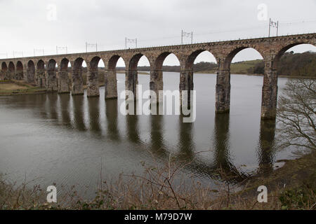 Die Royal Border Bridge überspannt den Fluss Tweed zwischen Berwick-upon-Tweed und Tweedmouth in England. Die Bahn viduct wurde 1850 von Königin eröffnet Stockfoto